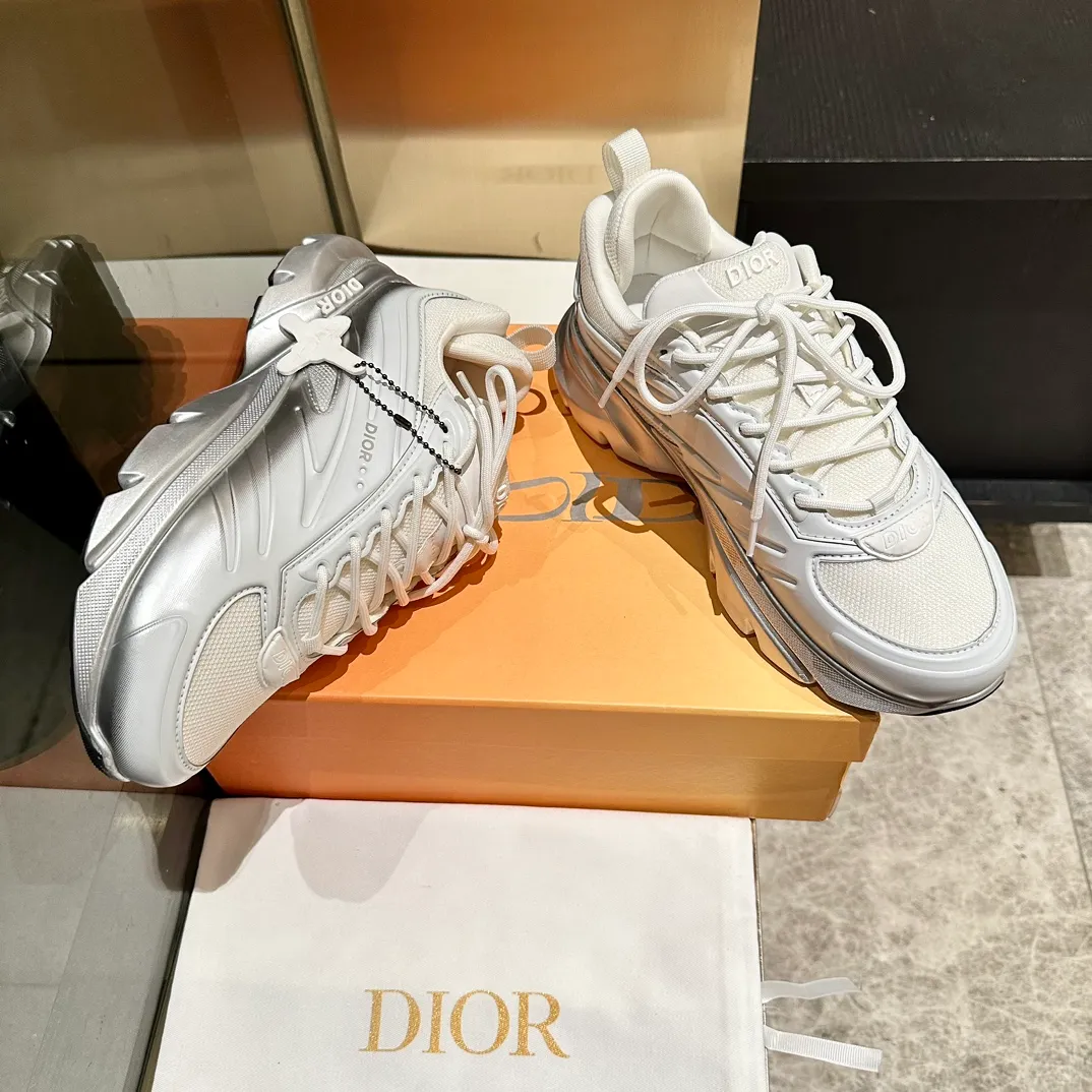 p680🐮🐮New to the Dior collection, these C'est Dior sneakers make a bold and stylish statement. Carefully crafted, the letters C and D are displayed on the sides of the upper for style, and the details add a touch of elegance. The lightweight two-tone Dior sole offers exceptional comfort and sporty appeal. Can add a stylish touch to any casual look. Christian Dior Paris signature on the tongue and sole. Two-tone notches feature Christian Dior's lucky star symbol. Women’s size 35-40, men’s size 38-45